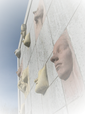 Menschenbild. Wand mit Gesichtern